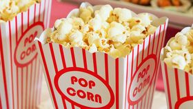 Gustările de la cinema, mai scumpe decât filmul! Câți bani trebuie să scoată românii din buzunar pentru o seară în oraș